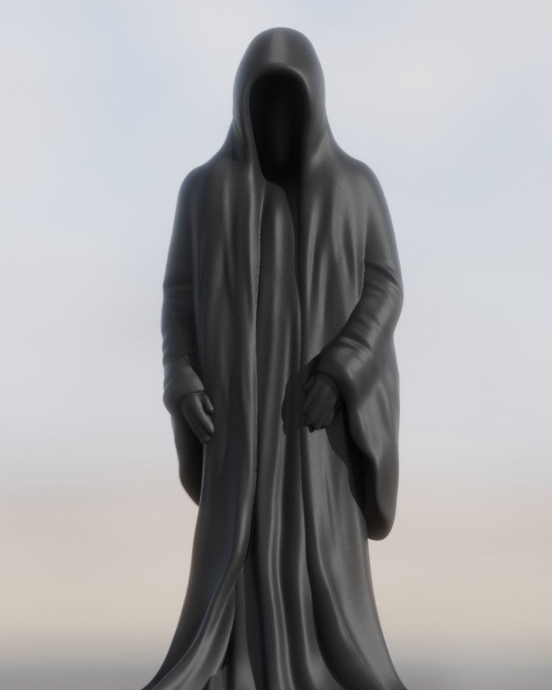Gros plan d'une sculpture sombre de la Faucheuse en cape à capuche aux plis profonds et ombrés