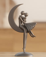 Sculpture abstraite blanche d'un couple romantique sur un croissant de lune, vue de face