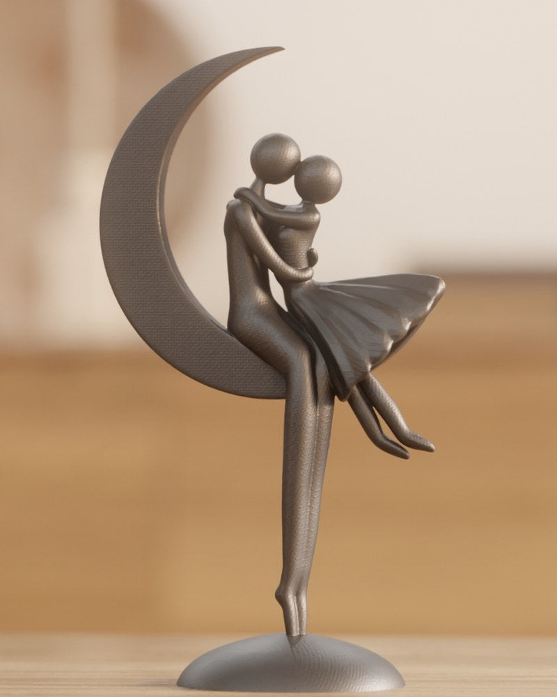 Sculpture abstraite blanche d'un couple romantique sur un croissant de lune, vue de face