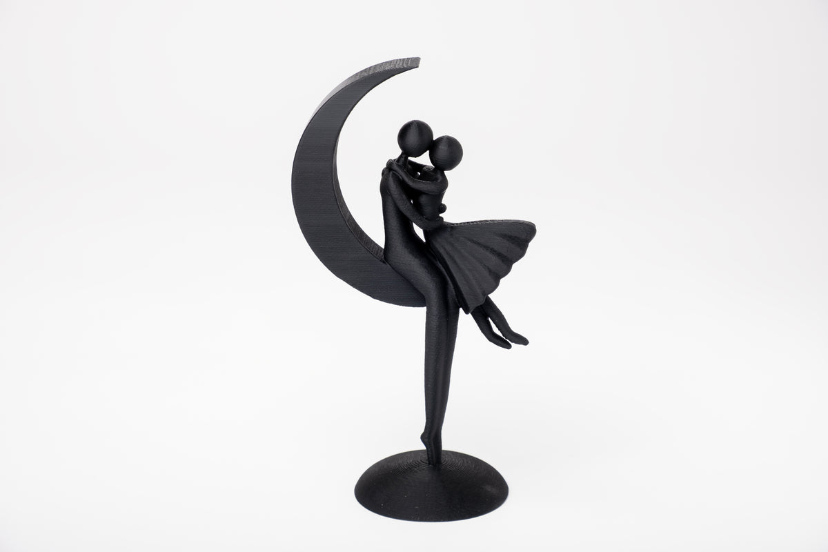 Sculpture minimaliste d'un couple sur la Lune sur une étagère en bois avec une déco douce et neutre