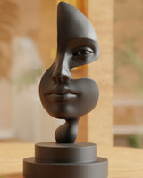 Sculpture abstraite noire aux douces courbes féminines en forme de nœud, gros plan sur fond blanc