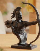 Gros plan d'une sculpture de guerrier spartiate dégainant son épée, posture et surface détaillées