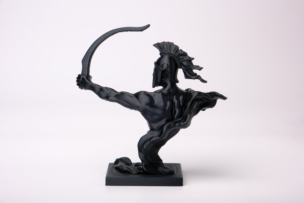 Sculpture de guerrier spartiate sur une étagère en bois avec livres et décoration naturelle
