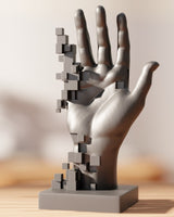 Sculpture de main pixelisée à finition mate, vue de face sur fond neutre