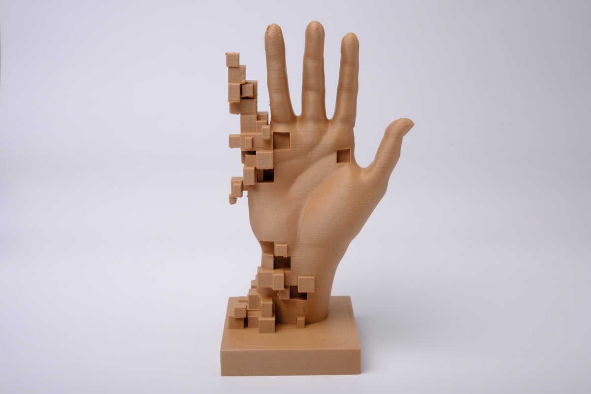 Sculpture de main style glitch art sur un bureau minimaliste avec livres et petite plante