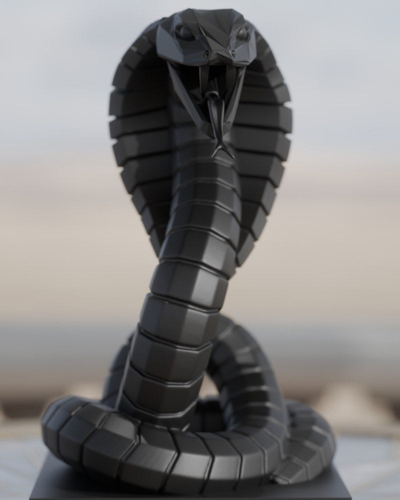 Gros plan de la sculpture de cobra Vipercoil au corps segmenté et cuirassé, prêt à frapper