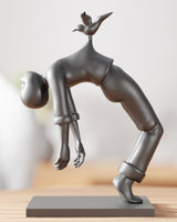 Gros plan de la figurine surréaliste Bird of Burden : silhouette sans visage cambrée en arrière, un oiseau sur le dos