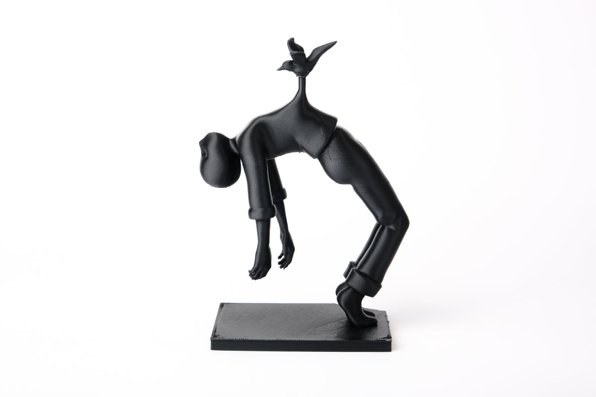 Sculpture Bird of Burden sur une étagère minimaliste en bois près de livres et d'un petit pot en céramique