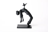 Sculpture Bird of Burden sur une étagère minimaliste en bois près de livres et d'un petit pot en céramique