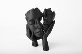 Ethereal Embrace – sculpture abstraite de visage sur étagère en bois foncé, lumière douce
