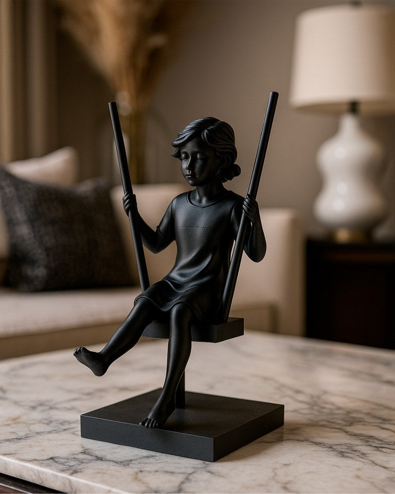 Sculpture minimaliste d'une fille sur une balançoire, finition mate, vue de face sur une surface blanche