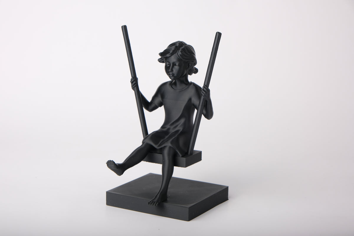 Sculpture de fille sur une balançoire sur étagère en bois avec déco scandinave neutre