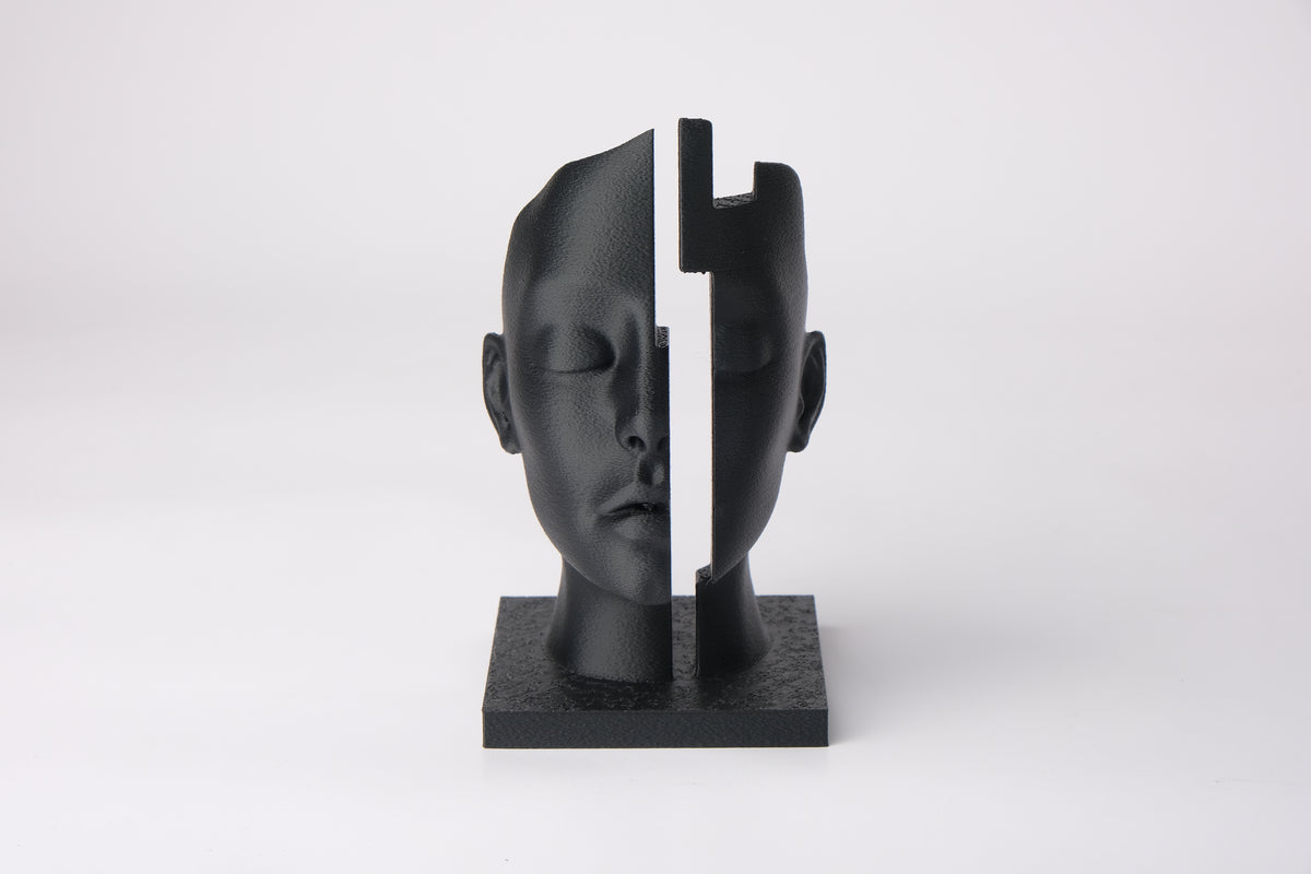 Mind Gap – buste abstrait sur une étagère en bois foncé avec une déco minimaliste