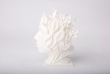 Nature Muse – sculpture de visage botanique sur une étagère minimaliste avec céramique et tiges séchées