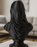 Buste voilé noir mat sur une surface blanche, gros plan sur le drapé du voile