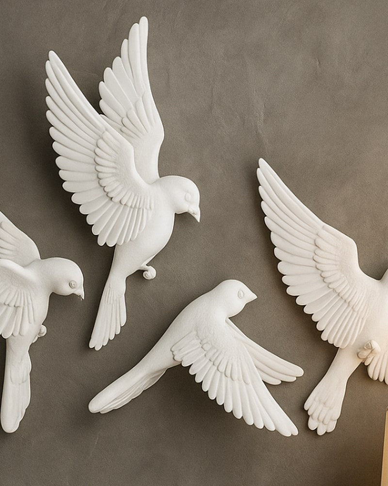 Ensemble de sculptures murales d'oiseaux blancs à finition mate – trois oiseaux en vol sur fond blanc