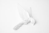 Ensemble de sculptures murales d'oiseaux blancs à finition mate – trois oiseaux en vol sur fond blanc