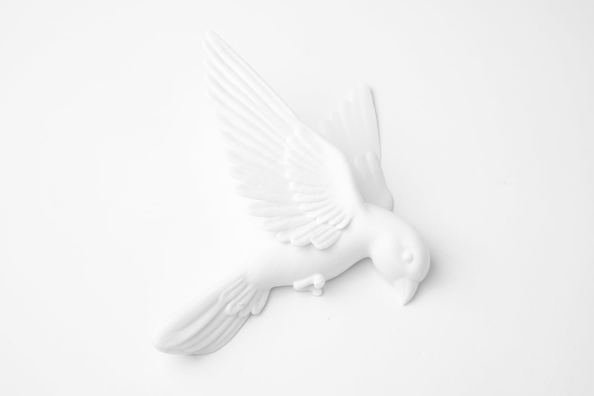 Ensemble de sculptures murales d'oiseaux blancs à finition mate – trois oiseaux en vol sur fond blanc