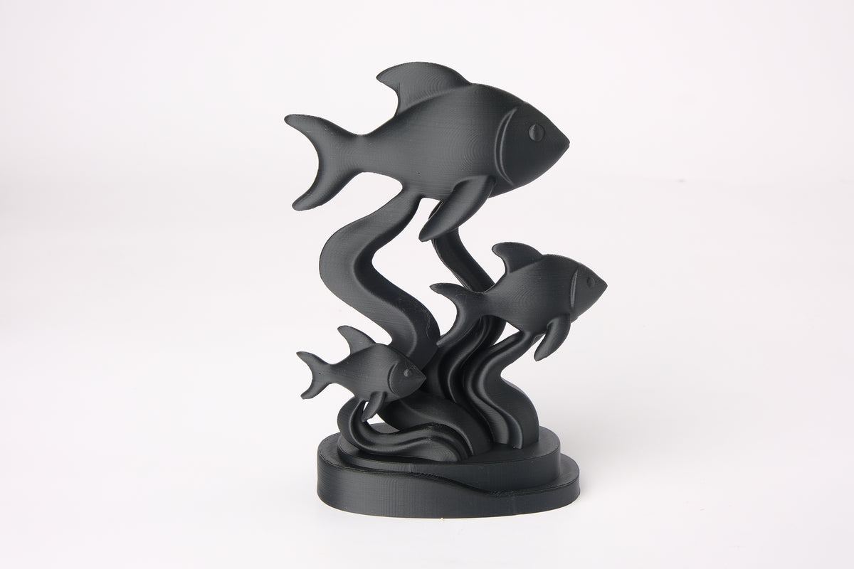 Sculpture de poisson sur une étagère en bois avec céramiques et petite plante