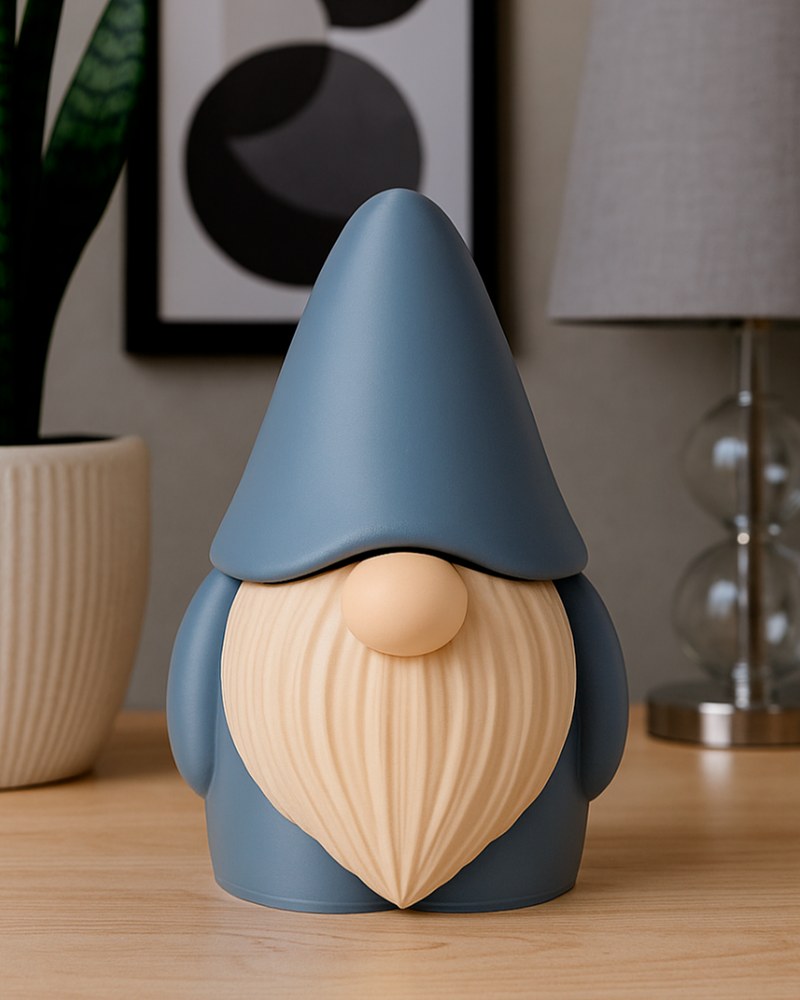 Gros plan d'une figurine de lutin chaleureuse à la grande barbe texturée et au bonnet arrondi sur un bureau en bois