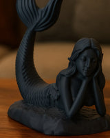 Sculpture de sirène à finition mate, allongée, à la queue texturée détaillée, vue de face