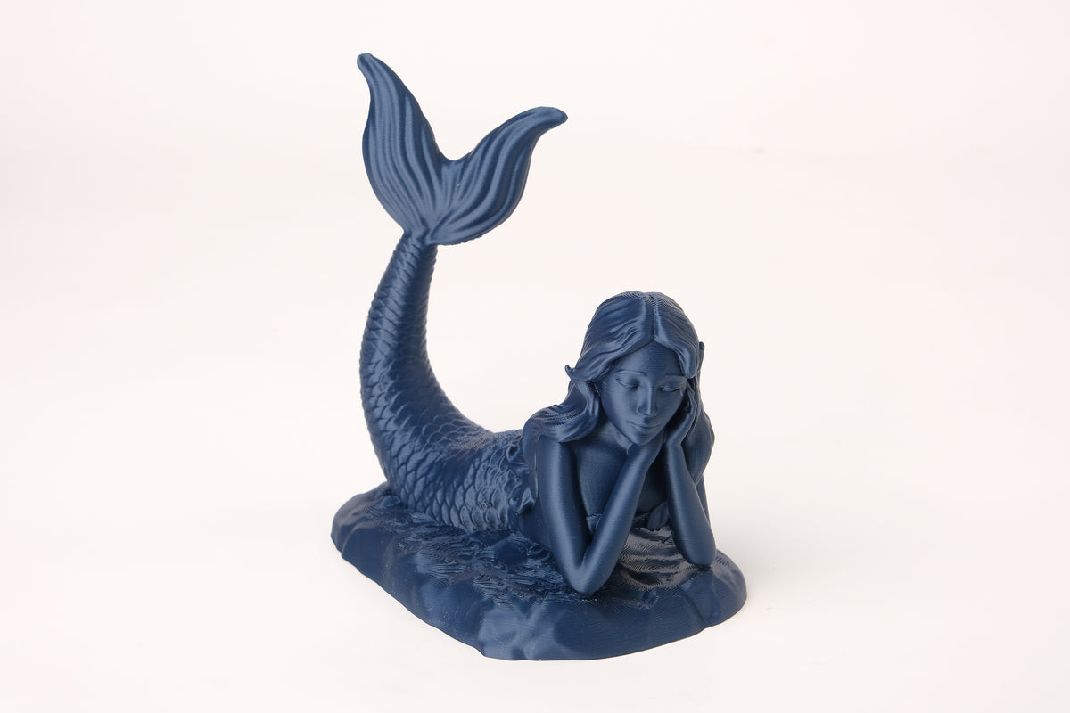 Figurine de sirène éthérée sur une étagère en bois près d'une déco marine