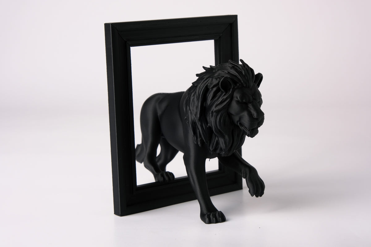 Sculpture de lion avec cadre sur une étagère en bois foncé à côté d'une déco minimaliste