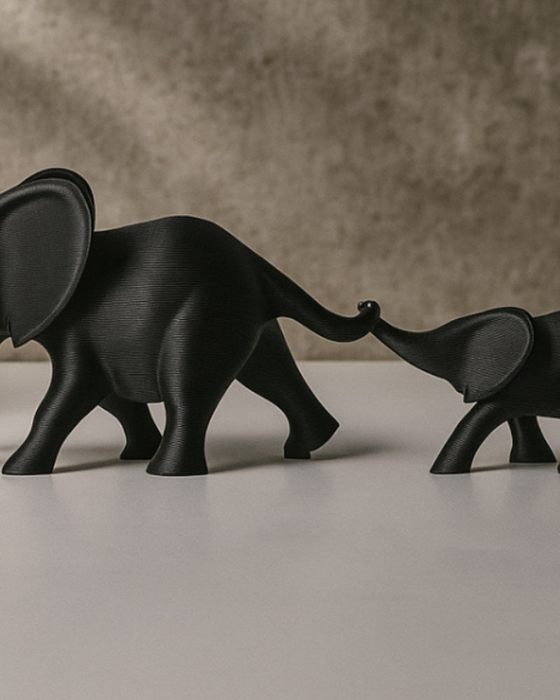 Ensemble minimaliste de deux éléphants abstraits aux trompes entrelacées, finition mate, fond blanc
