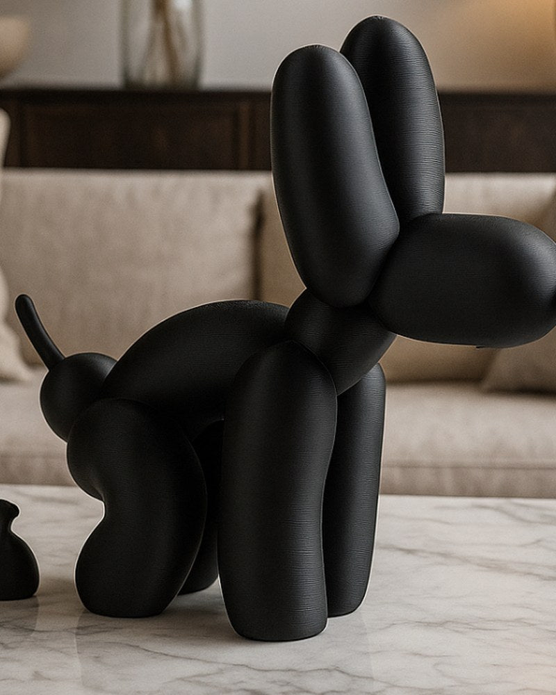 Sculpture blanche de chien ballon faisant ses besoins, gros plan sur fond clair