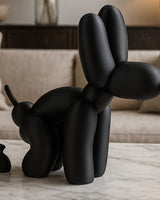 Sculpture blanche de chien ballon faisant ses besoins, gros plan sur fond clair