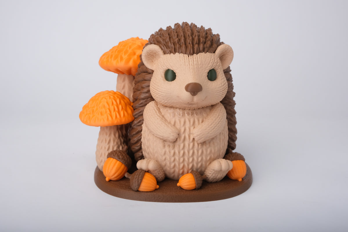 Figurine de hérisson sur une étagère en bois avec feuilles d'automne, bougies et plantes séchées