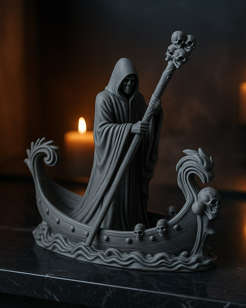 Statue gothique de passeur squelette dans sa barque avec bâton à crâne, vue de face