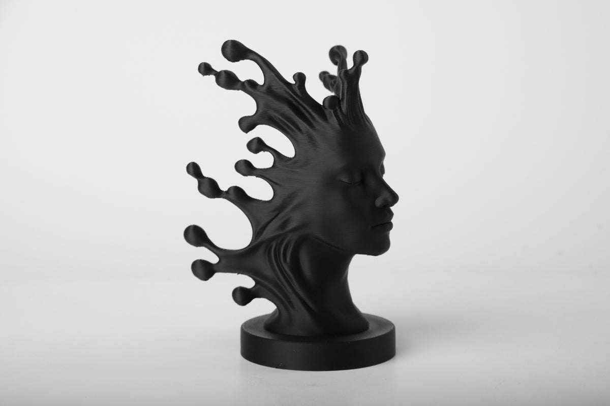 Fluid Mind – buste abstrait sur un buffet en bois près d'une petite plante et de lin