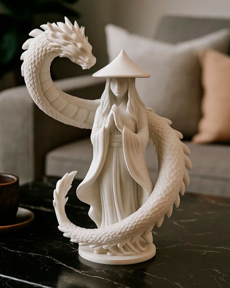 Gros plan du gardien au dragon – figurine en cape avec dragon enroulé, blanc mat