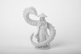 Sculpture fantasy de gardien au dragon sur une étagère en bois foncé minimaliste
