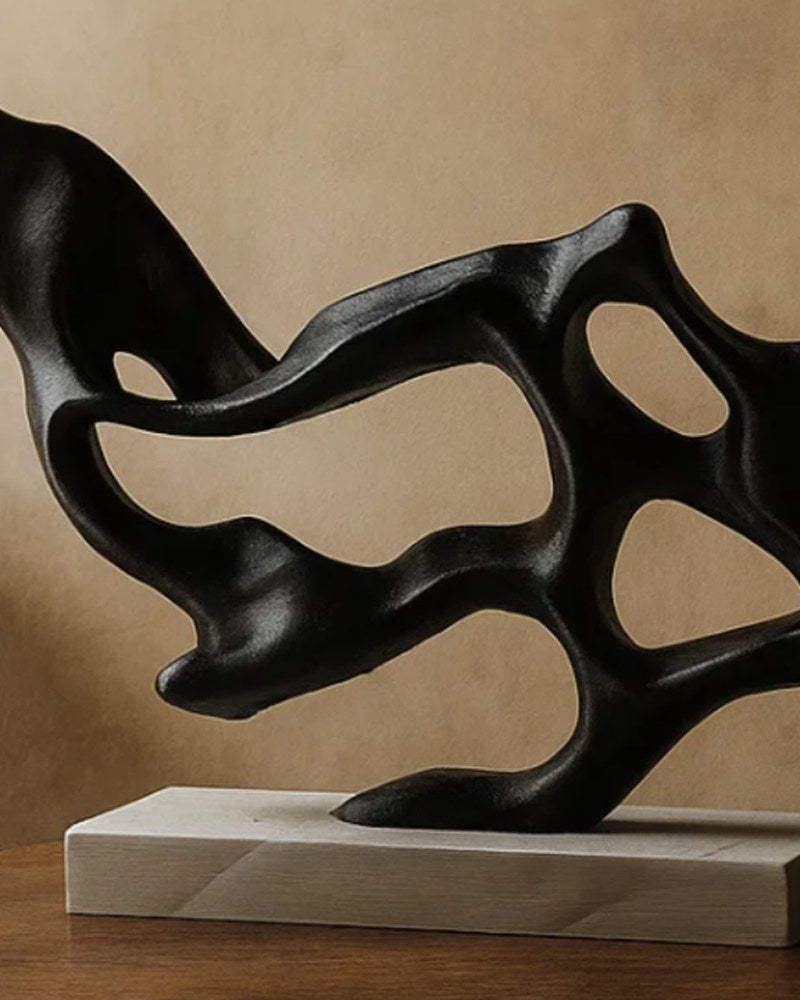 Gros plan de la sculpture abstraite Flow Structure noir mat aux courbes organiques