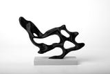 Flow Structure – sculpture abstraite sur une étagère minimaliste à la douce lumière du jour