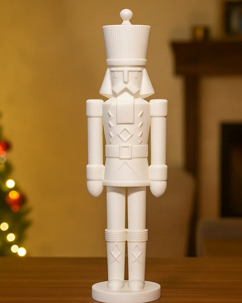 Sculpture de casse-noisette minimaliste blanc mat sur une étagère blanche, vue de face