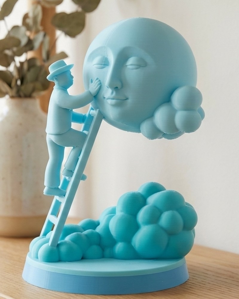 Gros plan d'une sculpture de lune monochrome avec un petit personnage sur une échelle touchant le visage de la lune