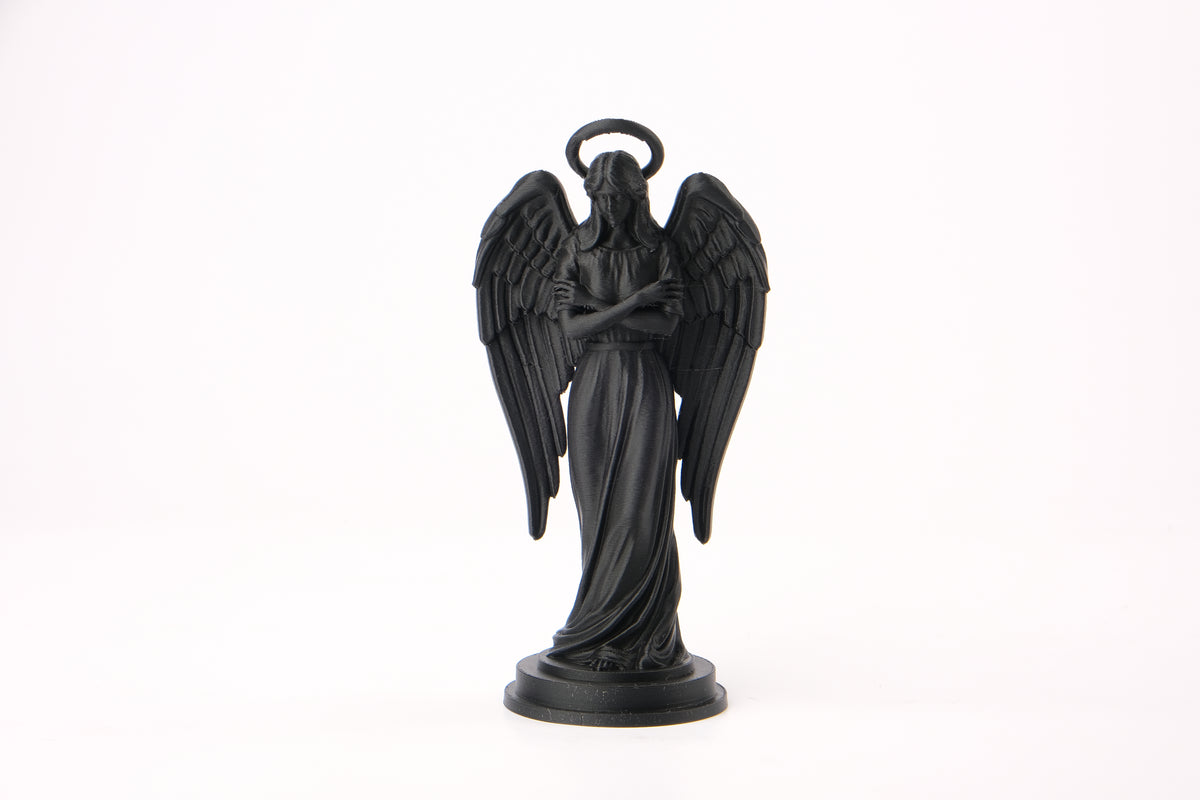 Figurine d'ange sur une étagère en bois foncé avec bougies et plantes séchées