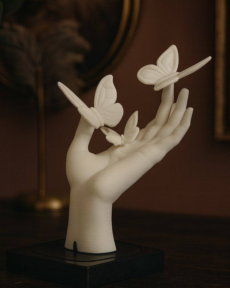 Gros plan d'une sculpture de main aux papillons, 5,8 cm de large