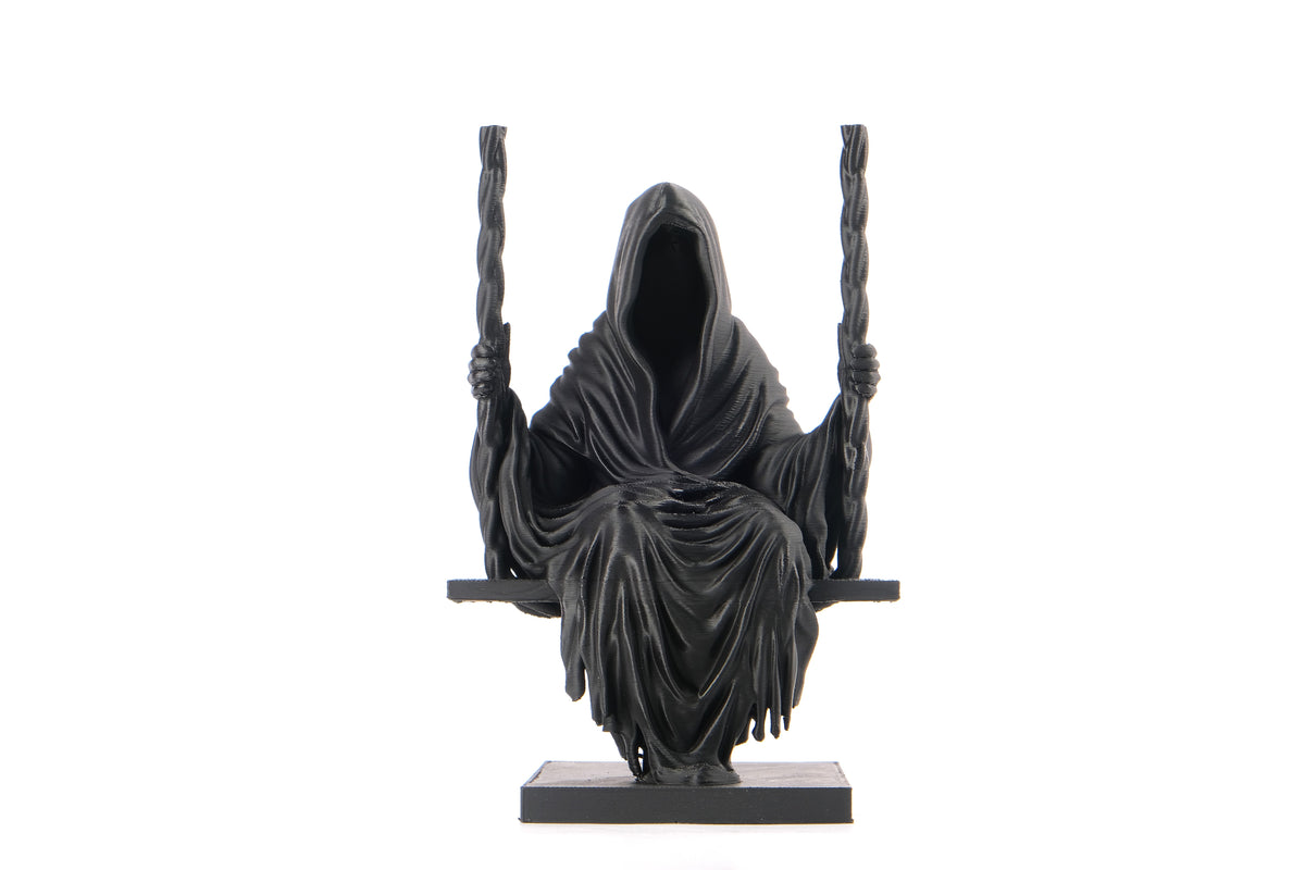 Sculpture gothique sombre de la Faucheuse sur une étagère en bois foncé avec bougies et ambiance lugubre