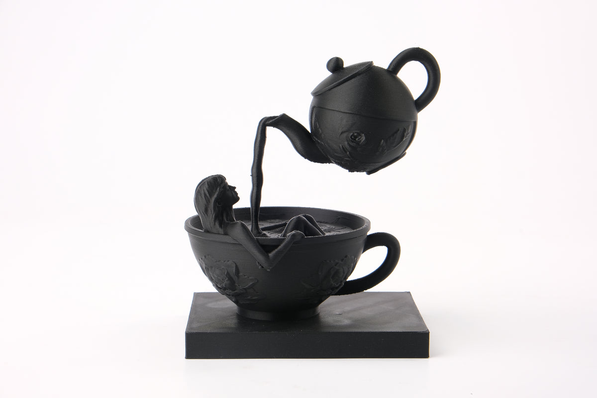 Sculpture Tea Time Reverie sur une étagère sombre avec livres et décoration minimaliste
