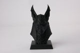 Buste d'Anubis sur une étagère en bois foncé avec bougies et déco minimaliste