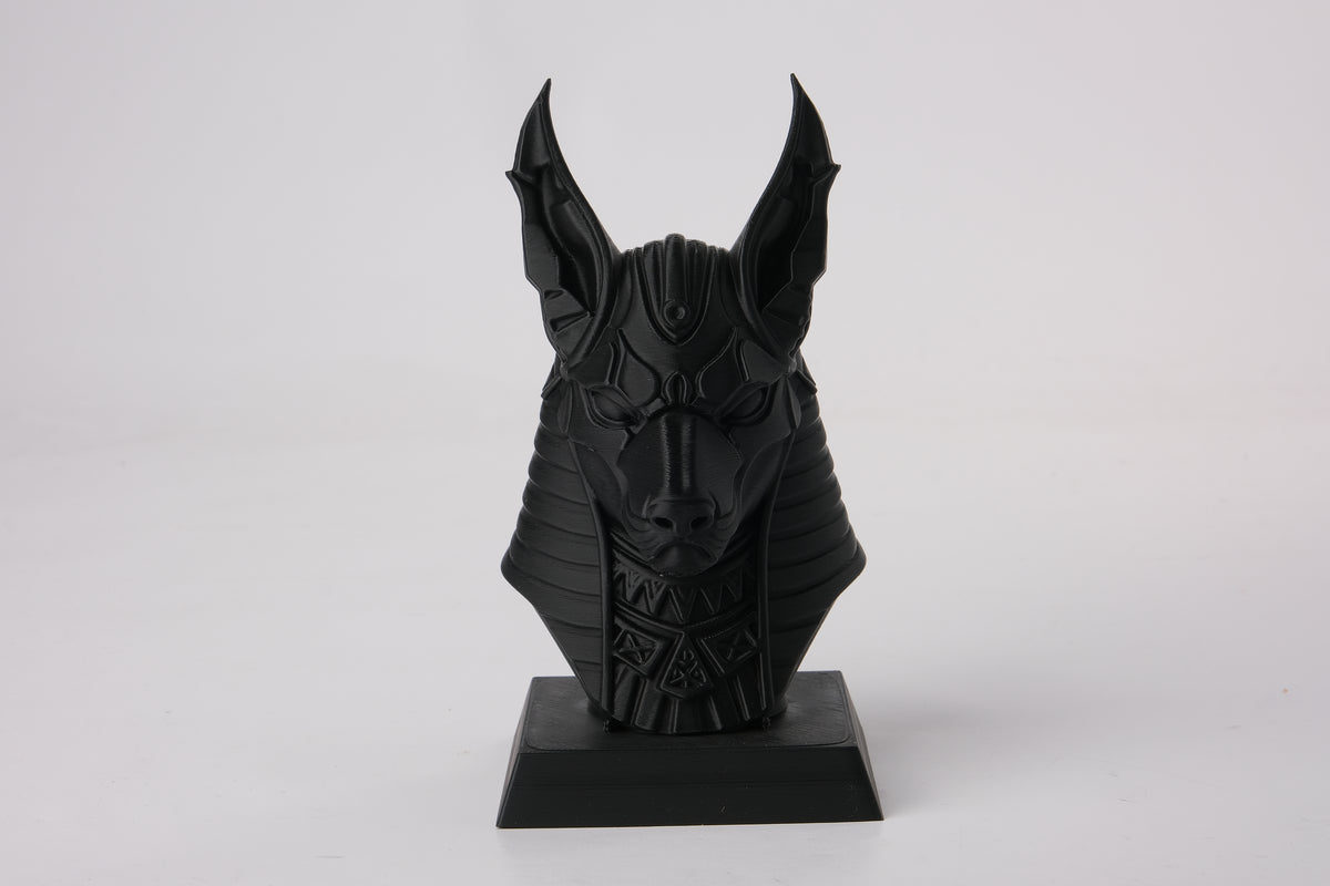 Buste d'Anubis sur une étagère en bois foncé avec bougies et déco minimaliste