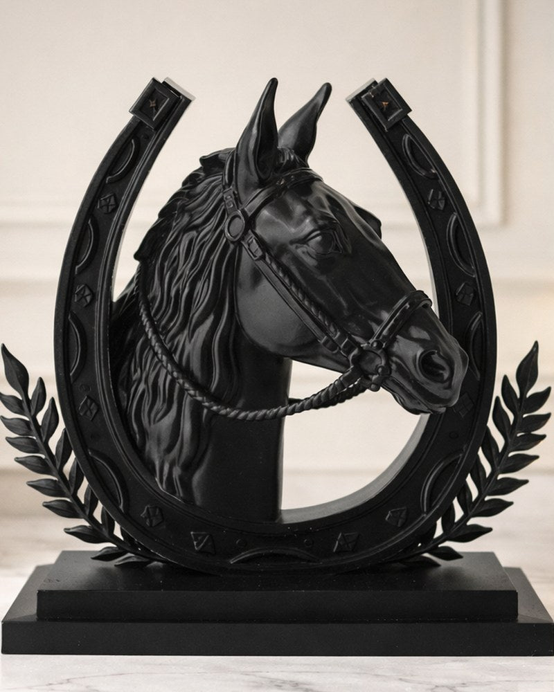 Sculpture de cheval noir mat avec cadre en fer à cheval, vue de face sur fond blanc