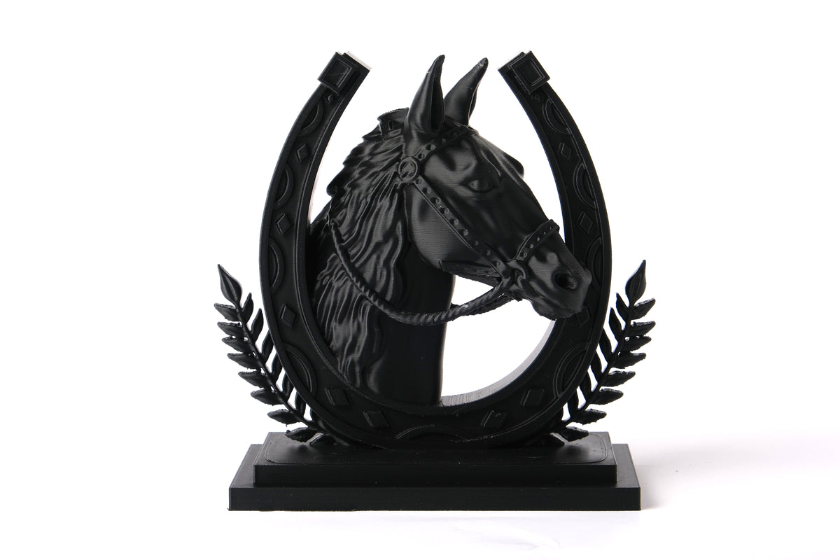 Sculpture de cheval sur étagère en bois avec objets décoratifs naturels sous une lumière douce