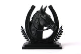 Sculpture de cheval sur étagère en bois avec objets décoratifs naturels sous une lumière douce