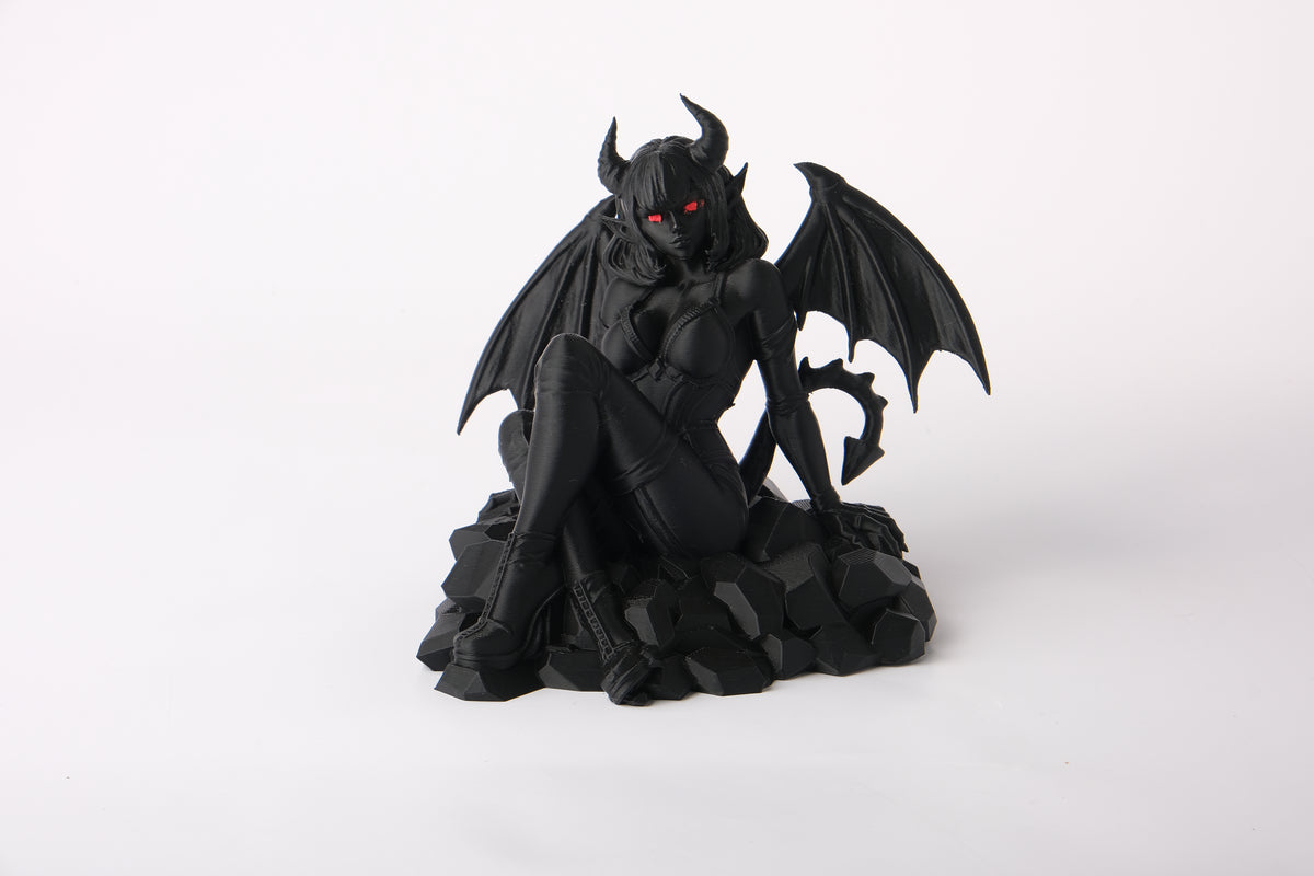 Figurine gothique de démon sur une étagère sombre avec bougies et déco ténébreuse