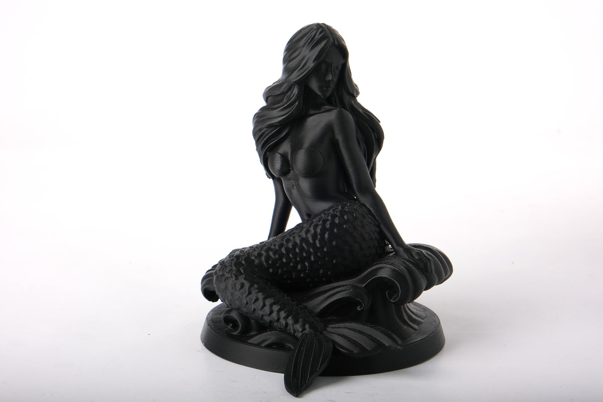 Buste de sirène sur une étagère en bois avec une céramique neutre et une lumière douce
